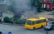 В центре Донецка загорелась маршрутка (видео)