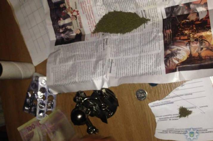 В Мариуполе полиция прекратила деятельность подпольного «магазина», продававшего марихуану и другие наркотические вещества. 