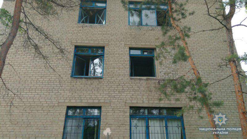 В прифронтовом Торецке в результате обстрелов пострадали здания противотуберкулёзного и психоневрологического диспансеров.