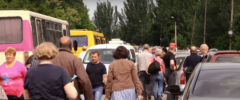 В сети показали очереди на выезд из оккупированного Донбасса (видео)