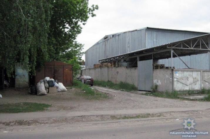 Ночью 25 мая в Краматорске неизвестный изнасиловал и ограбил девушку. Случилось это в неосвещаемом месте, к тому же, насильник приказал жертве закрыть глаза. В итоге, преступника пришлось искать без п