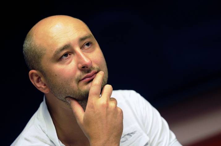 Журналист Аркадий Бабченко, переехавший в Киев из-за преследований в России, убит в Киеве.