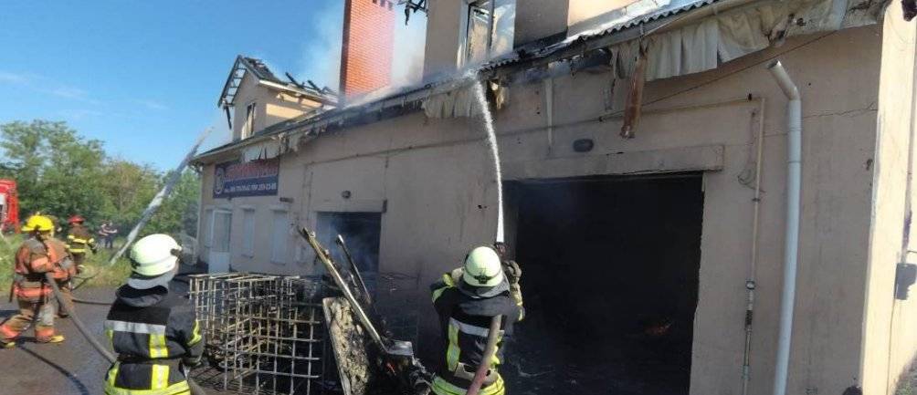 Сегодня, 4 июня, в Мариуполе, что на Донетчине, загорелась СТО.