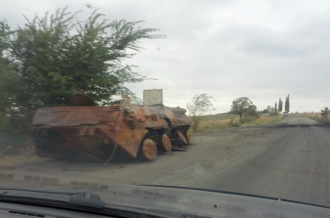 Разбитый бронетранспортер