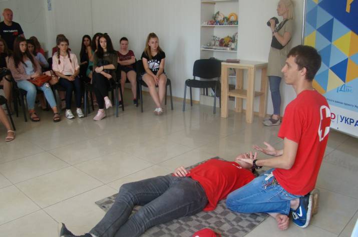 В Луганской области волонтёры научили детей оказывать первую помощь