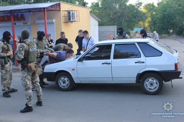 Полиция показала видео задержания группы вымогателей в Северодонецке