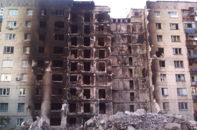 Разрушенный дом в Лисичанске