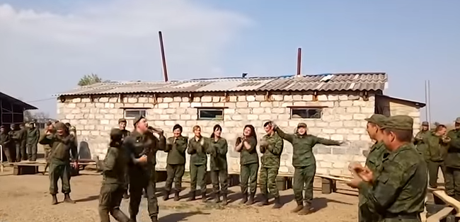 В Луганске снимают кино и прячутся от взрывов