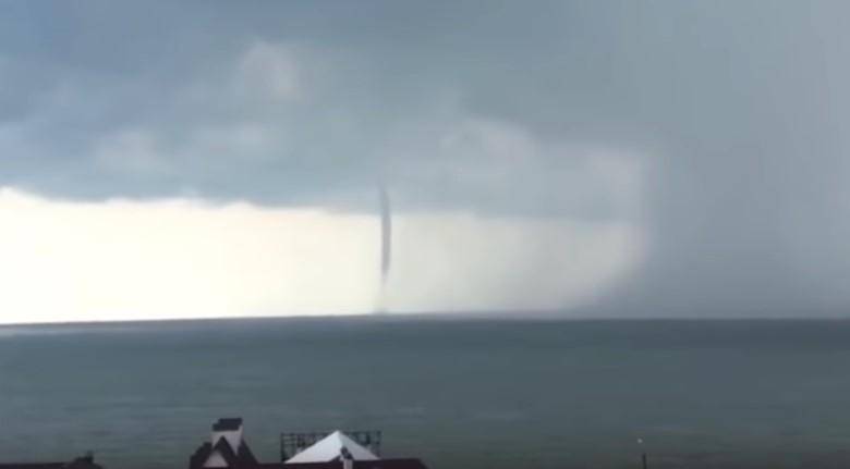 Мощный торнадо пронесся над пляжем в Бердянске (видео)