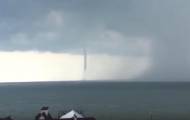 Мощный торнадо пронесся над пляжем в Бердянске (видео)