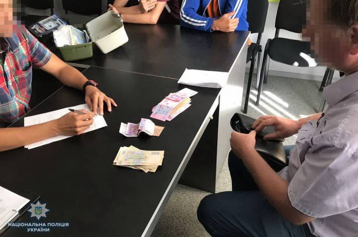 На Луганщине на взятке задержали директора одного из лицеев