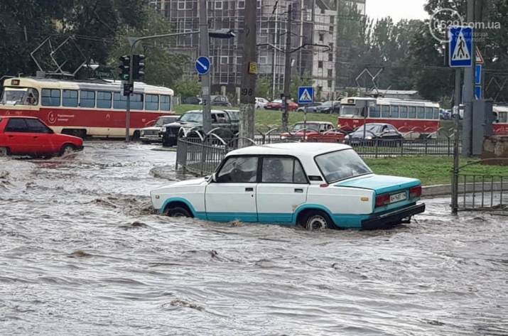 Утренний ливень заблокировал движение трамваев и троллейбусов в центре Мариуполя.