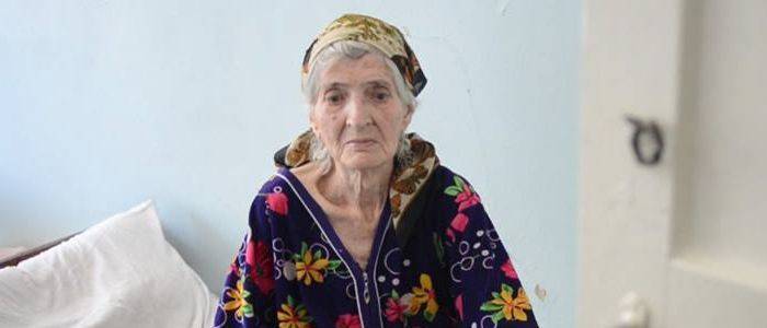 Жительница оккупированного Докучаевска (Донецкая обл.) через минные поля и под обстрелами прошла 4 километра к позициям украинских военных.обстрелами прошла 4 километра к позициям украинских военных.