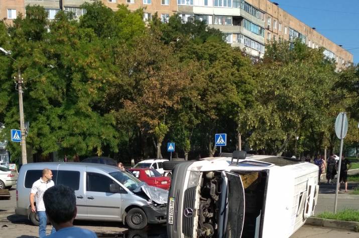 Сегодня, 24 июля, утром в оккупированном Донецке случилось ДТП, в результате которого перевернулся микроавтобус, который вез детей на отдых.