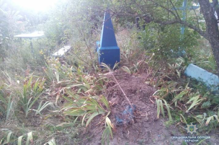 В Старобельске полицейские разоблачили двух расхитителей могил, которые подозреваются в краже металлических изделий с могил на кладбище в с. Подгоровка.