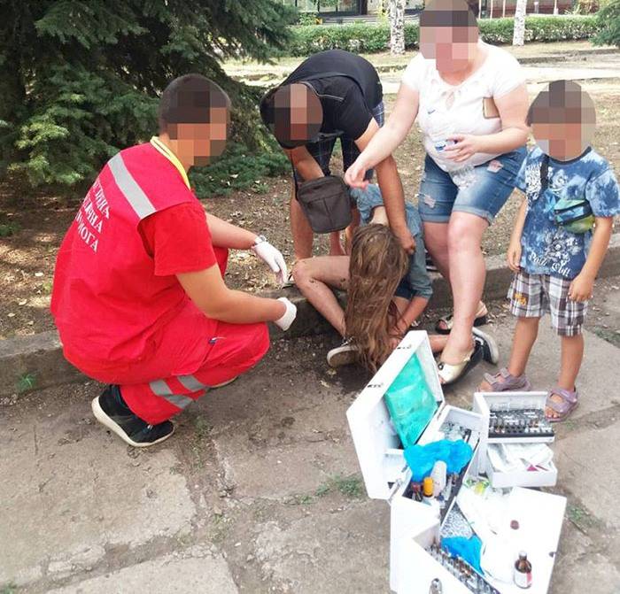 24 июля патрульные получили сообщение о том, что на улице Богдана Хмельницкого малолетняя девушка лежит на земле без сознания и с признаками алкогольного опьянения.