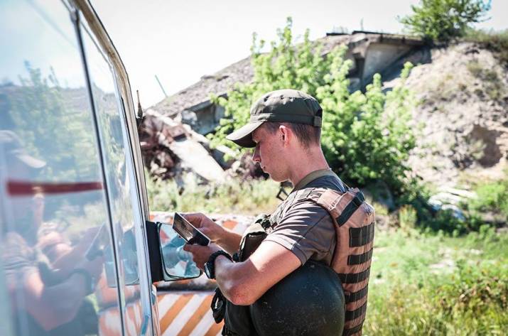 Военнослужащие Национальной гвардии Украины из состава Объединенных сил задержали трех граждан по подозрению в сотрудничестве с НВФ.