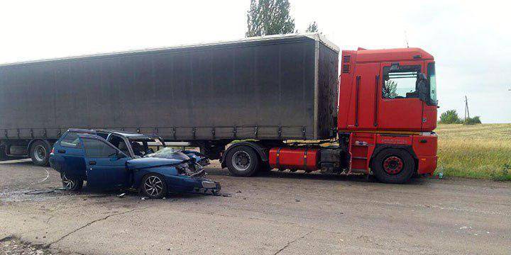 Вчера, 28 июля, в 07:05 на автодороге у села Владимировка (между Волновахой и Никольским) грузовик столкнулся с легковым автомобилем.