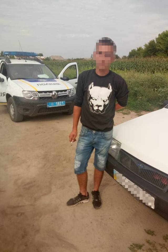 Граждане сообщили в полицию о том, что стали свидетелями того, как молодой человек с компанией распивал спиртные напитки, а потом сел за руль автомобиля и поехал по улице поселка.