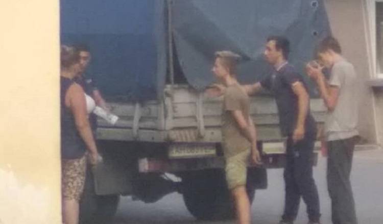 В Макеевке средь бела дня в машину загрузили тела в черных мешках - соцсети (фото)