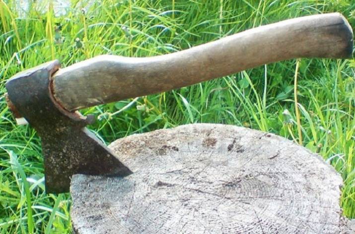 В Горловке мужчину зарубили топором, в Макеевке местного жителя ударили ножом в спину 