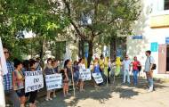Сегодня, 7 августа, энергетики устроили акцию протеста под стенами админздания КП Рубежанского горсовета