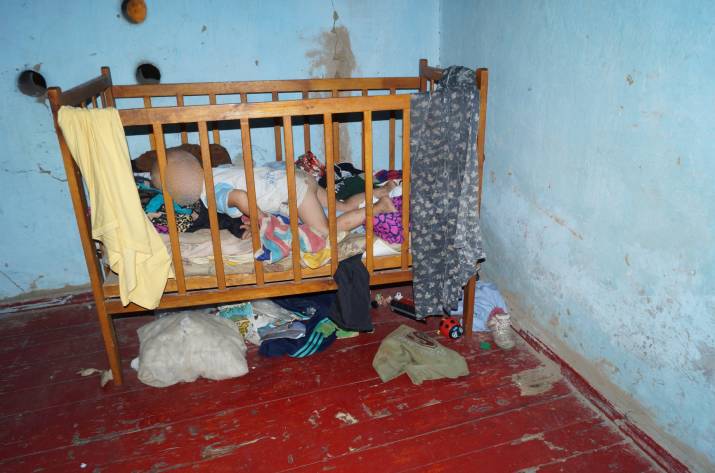 Вчера, 11 августа, полицейские Лисичанского отдела получили сообщение от местной жительницы о том, что ее сестра, которая живет со своими тремя детьми по ул. Мельникова Ветка, ненадлежащим образом вып