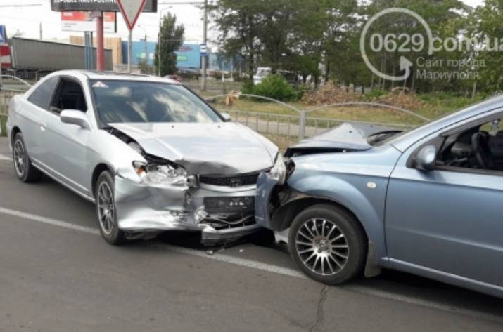 В Мариуполе женщина на автомобиле «Honda» въехала в стоящий «Chevrolet».
