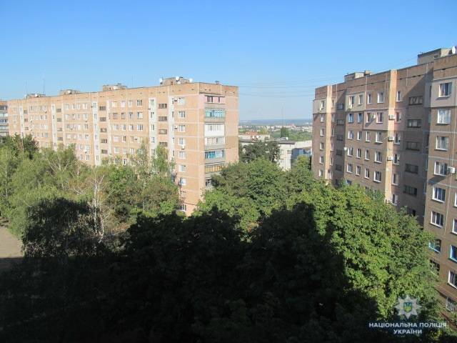 В Славянске 4-летний мальчик упал из окна седьмого этажа. Врачи констатировали смерть.