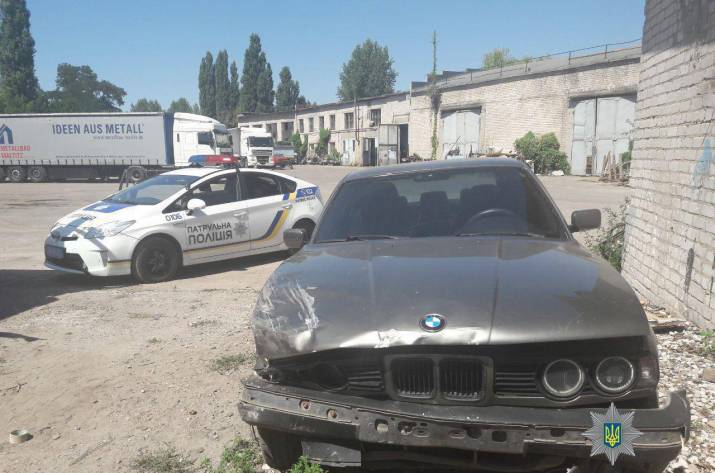 В Рубежном женщина на BMW столкнулась с тремя авто и покинула место ДТП (фото)