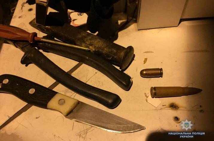 В Лисичанске во время личного досмотра 20-летнего ранее судимого жителя Горного полицейские обнаружили и изъяли два патрона разного калибра и нож.