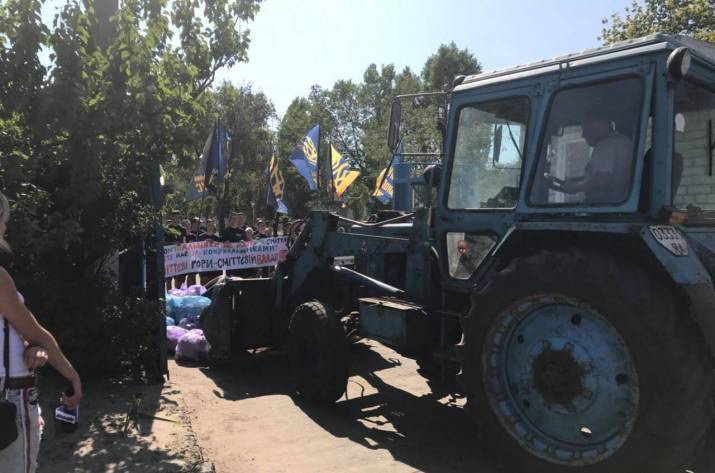 В Северодонецке активисты заблокировали коммунальное предприятие 