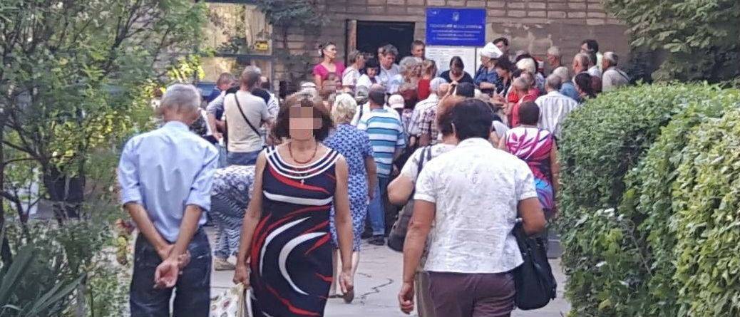 Переселенцы жалуются на трехдневные очереди возле Пенсионного фонда в Мариуполе
