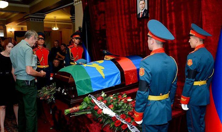 Захарченко хоронят в закрытом гробу 