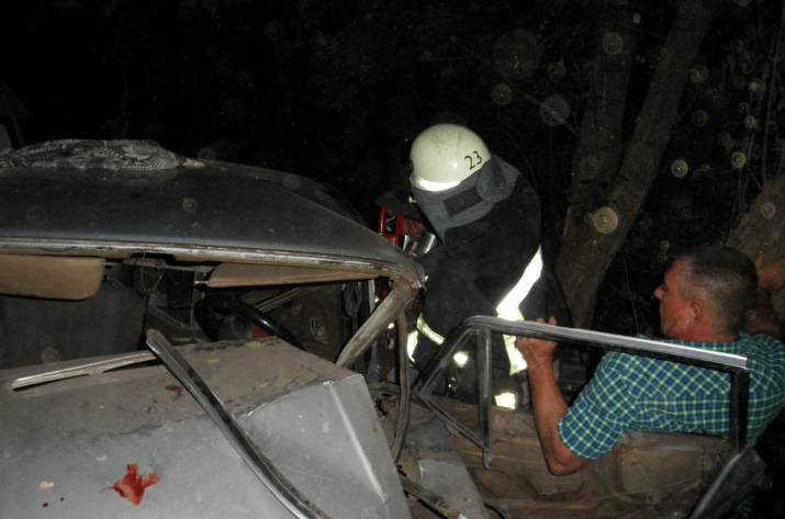 ДТП на Луганщине: Спасатели вырезали водителя из авто