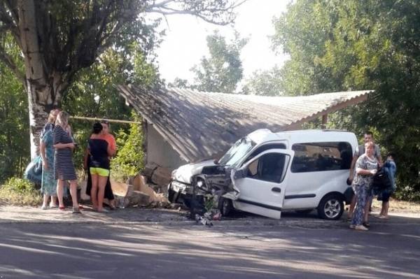 В Макеевке автомобиль врезался в остановку, погибла женщина (фото)