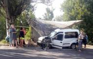 В Макеевке автомобиль врезался в остановку, погибла женщина (фото)