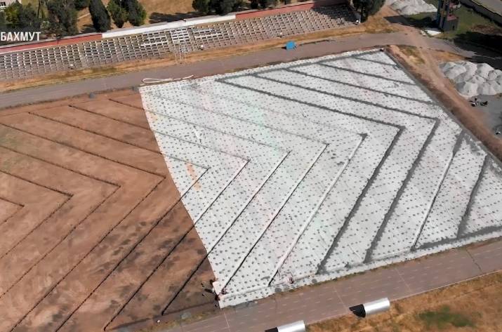 В Бахмуте на базе Донецкого высшего училища олимпийского резерва имени Бубки обустраивают футбольное поле.