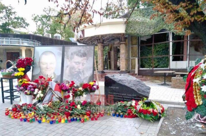 Возле кафе, где взорвали бывшего главаря группировки, установили памятный знак с надписью.