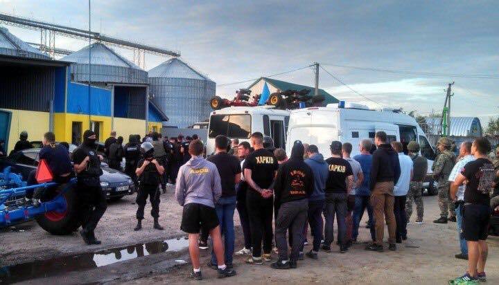 Неизвестные в балаклавах пытались захватить элеватор в Харьковской области: задержано 53 подозреваемых