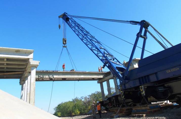 Продолжается восстановление моста, соединяющего Луганскую и Донецкую области