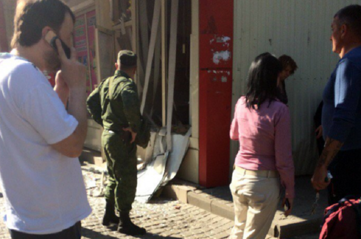 Во время взрыва в Донецке пострадали два человека, - соцсети