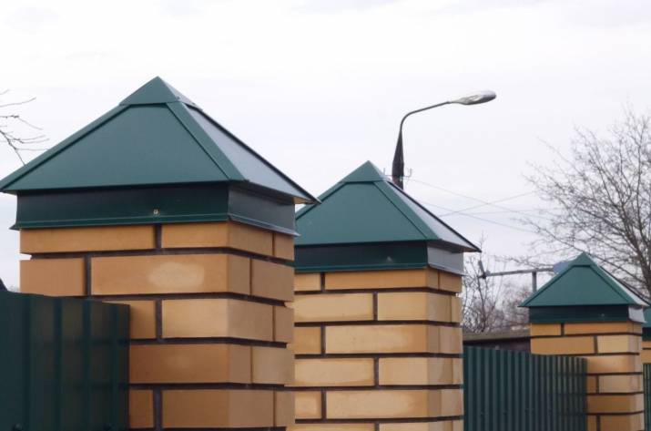 металлический колпак на забор