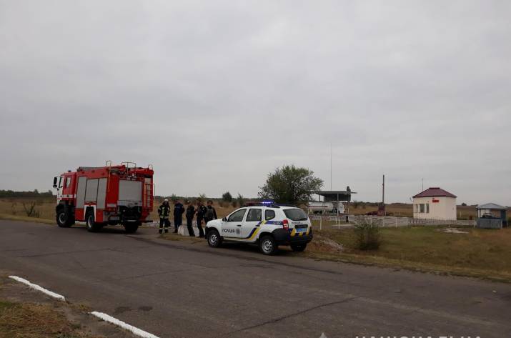 Вчера в 09.15 в дежурную часть Белокуракинского отдела полиции позвонил неизвестный и сообщил о заминировании двух объектов инфраструктуры.