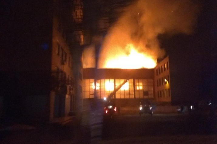 ЧП в Донецке: опубликовано видео масштабного пожара в горном техникуме 