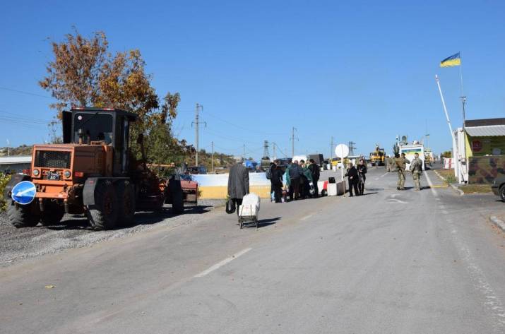 В Донецкой области продолжают обустраивать КПВВ «Новотроицкое». Движение осуществляется с затруднениями, однако бесперебойно.