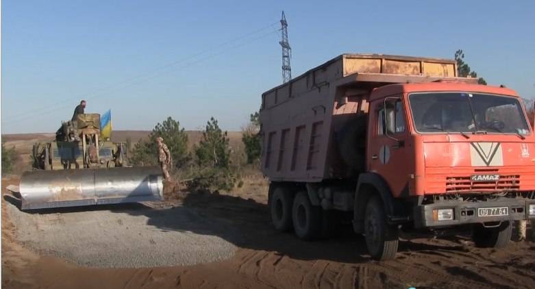 В отдаленное село на Донетчине прокладывают дорогу