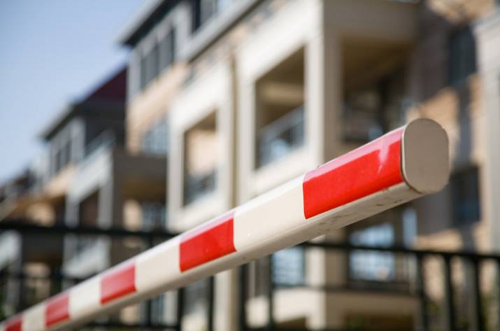 В центре Донецка установили шлагбаумы 