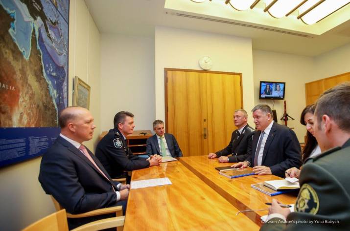 Пятеро граждан Австралии принимали участие в боевых действиях на Донбассе в составе незаконных вооружённых формирований. Об этом заявил глава Министерства внутренних дел Украины Арсен Аваков во время 