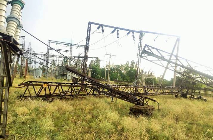 На утро 25 октября в результате дождей и шквального ветра в Луганской области были обесточены 6 населенных пунктов. Без света остались около 1100 домов.